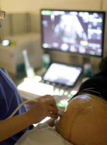Une gynécologue-obstétricienne des HNO réalise une échographie foetale à une patiente enceinte