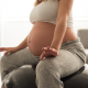 femme enceinte assise sur ballon de grossesse