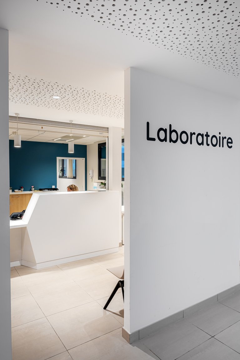 entrée du laboratoire de l'hôpital de Villefranche