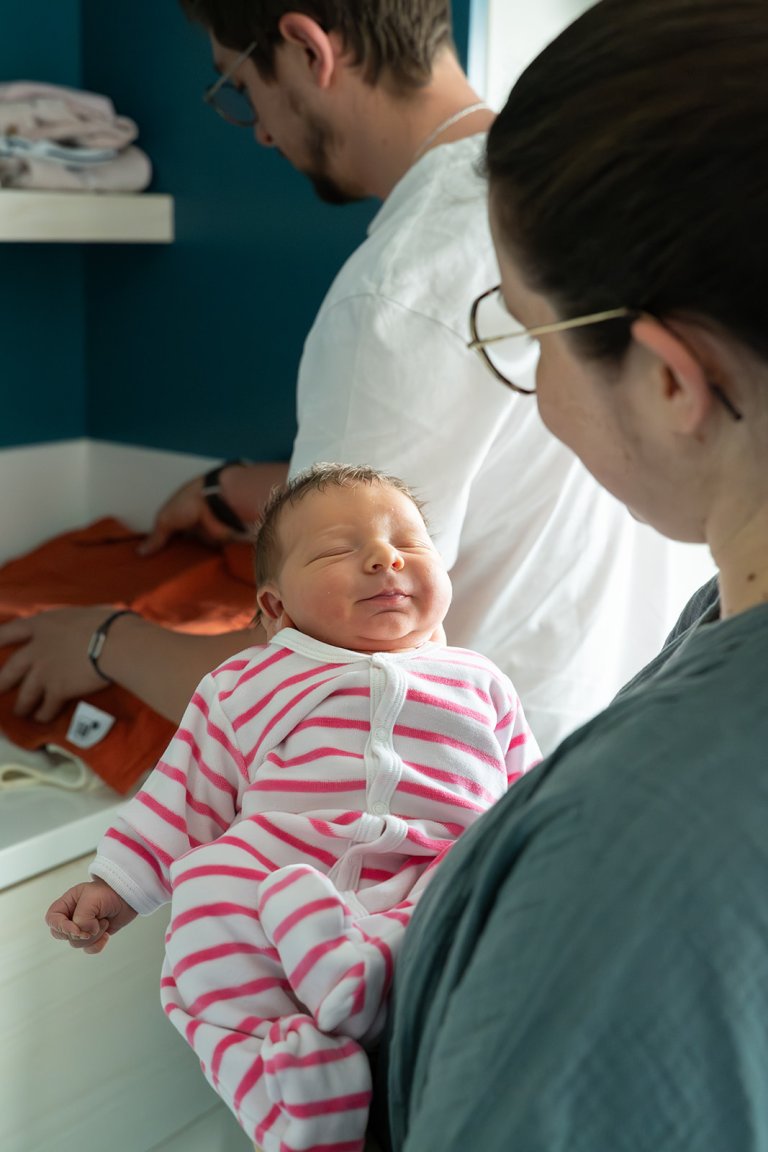 Les jeunes parents prêts à changer la couche de leur nouveau-né à la maternité des HNO.