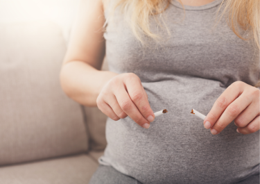 femme enceinte en train de casser une cigarette
